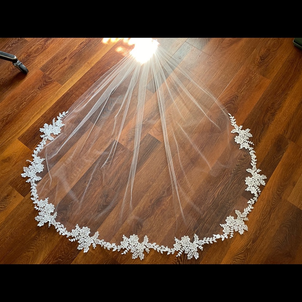 Brand new fingetrip aplique lace wedding veil, never used